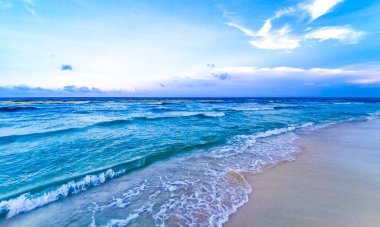 Playa del Carmen Meksika 'da turkuvaz mavisi berrak sulara sahip tropik Meksika Karayip sahili manzarası..