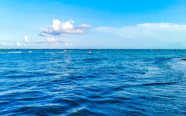 Playa del Carmen Meksika 'da turkuvaz mavisi berrak sulara sahip tropik Meksika Karayip sahili manzarası..