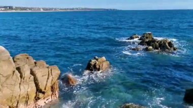 Mavi turkuaz su ve son derece güzel büyük sörfçü kayalıkları kayalar dağlar ve kayalar Zicatela Puerto Escondido Oaxaca 'daki plajlar.