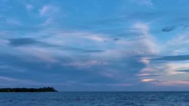 Playa del Carmen Mexico 'da turkuaz mavi su tatil beldeleri ve palmiye ağaçlarıyla tropikal Meksika Karayip Sahili manzarasında muhteşem ve renkli gün batımı..