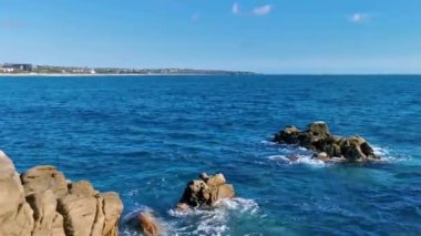 Mavi turkuaz su ve son derece güzel büyük sörfçü kayalıkları kayalar dağlar ve kayalar Zicatela Puerto Escondido Oaxaca 'daki plajlar.