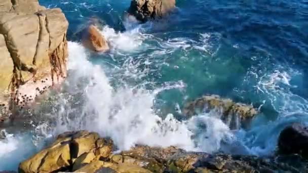 Água Azul Turquesa Ondas Surfista Enormes Extremamente Bonitas Rochas Penhascos — Vídeo de Stock