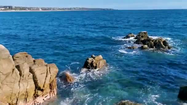 青いターコイズブルーの水と非常に美しい巨大なサーファーの波岩の崖Zicatela Puerto Esconddo Oaxacaメキシコのビーチの石の山と岩 — ストック動画