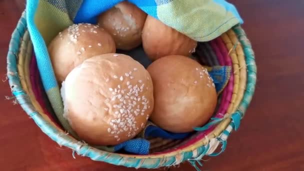 Heerlijke Ronde Broodjes Met Sesamzaad Houten Tafel Cafecito Zicatela Puerto — Stockvideo