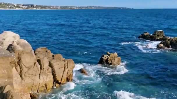 Modrá Tyrkysová Voda Mimořádně Krásné Obrovské Surfařské Vlny Skály Skály — Stock video