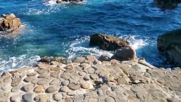 Agua Azul Turquesa Extremadamente Hermosa Olas Grandes Surfistas Rocas Acantilados — Vídeos de Stock