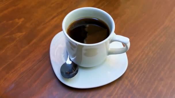 Kopje Americano Zwarte Koffie Met Lepel Bord Tafel Eten Drinken — Stockvideo