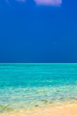 Suda renk değişimine sahip doğal tropik kumsal adaları. Madivaru ve Finolhu Rasdhoo Mercan Maldivleri 'nde..
