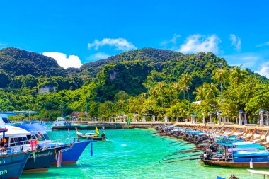 Koh Phi Phi Krabi Tayland 21. Ekim 2018 'de Ao Nang Krabi Tayland' daki Koh Phi Phi Don Adası 'ndaki kireçtaşı kayaları ve turkuaz su arasındaki ünlü sahil gölünde uzun kuyruklu tekneler..