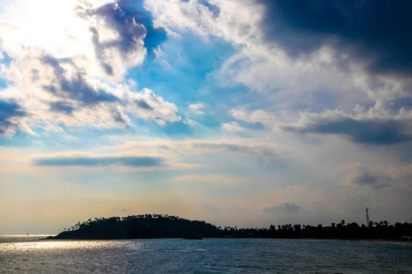 Mirissa Sahili 'nin güneyindeki Sri Lanka Plajı' nda palmiye ağaçları dalgaları ve deniz manzaralı güzel tropik bir sahil..