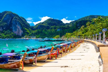 Koh Phi Phi Krabi Tayland 21. Ekim 2018 'de Ao Nang Krabi Tayland' daki Koh Phi Phi Don Adası 'ndaki kireçtaşı kayaları ve turkuaz su arasındaki ünlü sahil gölünde uzun kuyruklu tekneler..