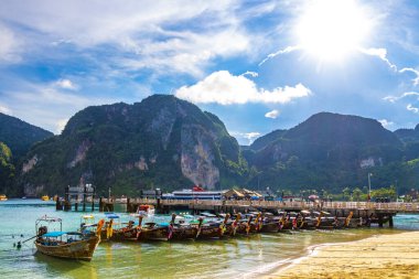 Koh Phi Phi Krabi Tayland 21. Ekim 2018 'de Ao Nang Krabi Tayland' daki Koh Phi Phi Don Adası 'ndaki kireçtaşı kayaları ve turkuaz su arasındaki ünlü sahil gölünde uzun kuyruklu tekneler..