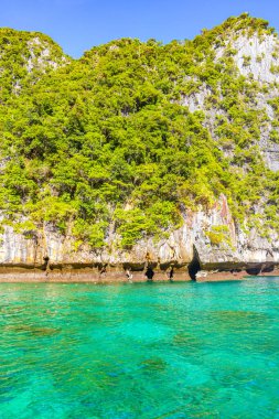 Koh Phi Phi adaları Ao Nang Yengeç Tayland ve Güneydoğu Asya 'daki kireçtaşı kayaları ve turkuaz su arasındaki güzel plaj lagünü manzarası.