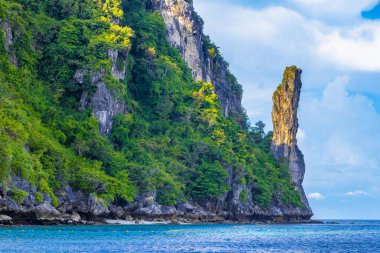 Koh Phi Phi adaları Ao Nang Yengeç Tayland ve Güneydoğu Asya 'daki kireçtaşı kayaları ve turkuaz su arasındaki güzel plaj lagünü manzarası.