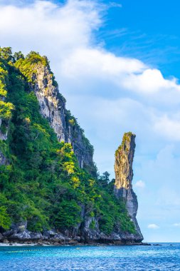 Koh Phi Phi adaları Ao Nang Yengeç Tayland ve Güneydoğu Asya 'daki kireçtaşı kayaları ve turkuaz su arasındaki güzel plaj lagünü manzarası.