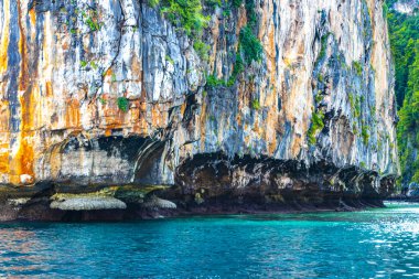 Koh Phi Phi adaları Ao Nang Yengeç Tayland ve Güneydoğu Asya 'daki kireçtaşı kayaları ve turkuaz su arasındaki güzel plaj lagünü manzarası.