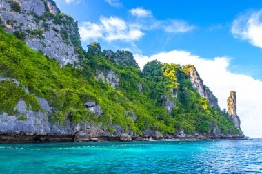 Koh Phi Phi adaları Ao Nang Yengeç Tayland ve Güneydoğu Asya 'daki kireçtaşı kayaları ve turkuaz su arasındaki güzel plaj lagünü manzarası.