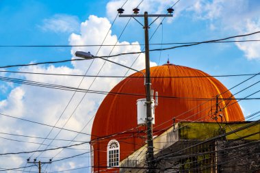 Alajuela Kosta Rika 05. Orta Amerika 'da Alajuela Kosta Rika' da kırmızı turuncu kubbeli Alajuela Katedrali.