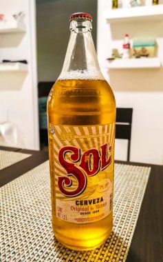 Playa del Carmen Quintana Roo Mexico 'da büyük şişe bira Sol bira.