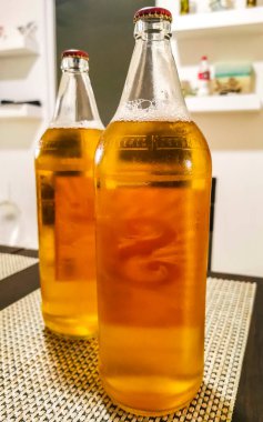 Playa del Carmen Quintana Roo Mexico 'da büyük şişe bira Sol bira.