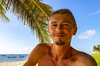 Erkek turist. Playa del Carmen Quintana Roo Mexico sahilinde selfie çeken adam..