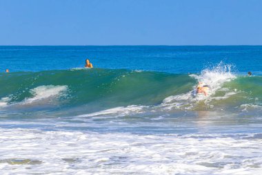 Puerto Escondido Oaxaca Meksika 13. Kasım 2022 Sörfçü sörf tahtasında sörf yapıyor güzel güneşli sahillerde, mavi gökyüzü Zicatela Puerto Escondido Oaxaca Meksika 'da..