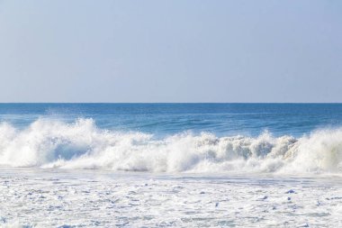 Puerto Escondido Oaxaca Meksika 13. Kasım 2022 Sörfçü sörf tahtasında sörf yapıyor güzel güneşli sahillerde, mavi gökyüzü Zicatela Puerto Escondido Oaxaca Meksika 'da..