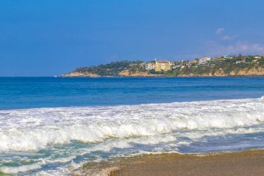 Puerto Escondido Oaxaca Meksika 13. Kasım 2022 Sörfçü sörf tahtasında sörf yapıyor güzel güneşli sahillerde, mavi gökyüzü Zicatela Puerto Escondido Oaxaca Meksika 'da..