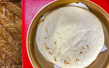Meksika 'da Zicatela Puerto Escondido Oaxaca' da kırmızı masada bir kasede tortilla..