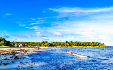 Playa del Carmen Quintana Roo Mexico 11. Temmuz 2023 Tropikal Meksika Karayip plajı ve birçok eğlenceli insanla panorama manzarası. Punta Esmeralda, Playa del Carmen Mexico 'dan güneşlenirler..