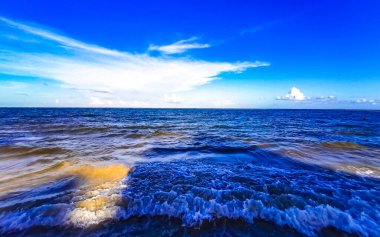 Playa del Carmen Meksika 'da turkuvaz mavisi berrak sulara sahip tropik Meksika Karayip sahili manzarası..