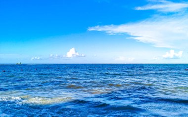 Playa del Carmen Meksika 'da turkuvaz mavisi berrak sulara sahip tropik Meksika Karayip sahili manzarası..