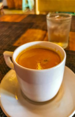 Playa del Carmen Quintana Roo Meksika 'daki restoran kafeteryasında bir bardak siyah kaşık ve tabak kahve..