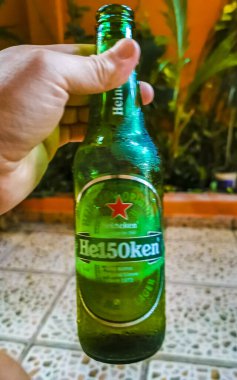 Playa del Carmen Quintana Roo Mexico 09. Temmuz 2023 Heineken birası Playa del Carmen Quintana Roo Meksika 'da cam şişelerde altı bira.