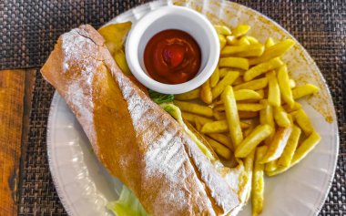 Playa del Carmen Quintana Roo Mexico 'da tavuklu ekmek, domates salatası ve patates kızartması..