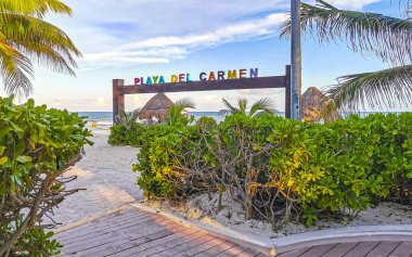 Playa del Carmen Meksika 11. Temmuz 2023 Renkli Playa del Carmen, Playa del Carmen Quintana Roo Meksika 'daki Punta Esmeralda plajında işaret levhası..