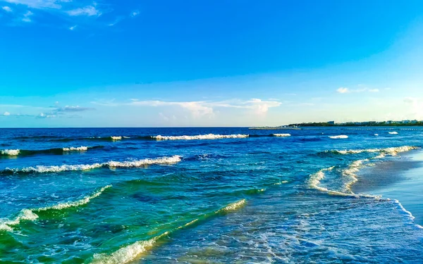 Playa del Carmen Meksika 'da turkuvaz mavisi berrak sulara sahip tropik Meksika Karayip sahili manzarası..