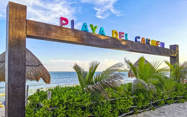 Playa del Carmen Meksika 13. Ağustos 2023 Renkli Playa del Carmen, Playa del Carmen Quintana Roo Meksika 'daki Punta Esmeralda plajında işaret levhası..