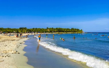 Playa del Carmen Quintana Roo Mexico 20. Temmuz 2023 Tropikal Meksika Karayip plajı ve birçok eğlenceli insanla panorama manzarası. Punta Esmeralda, Playa del Carmen Mexico 'dan güneşlenirler..