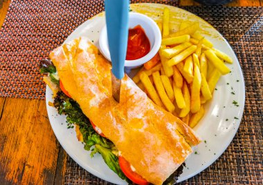 Playa del Carmen Quintana Roo Mexico 'da tavuklu ekmek, domates salatası ve patates kızartması..