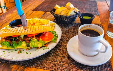 Playa del Carmen Quintana Roo Mexico 'da tavuklu ekmek, domates salatası ve patates kızartması..