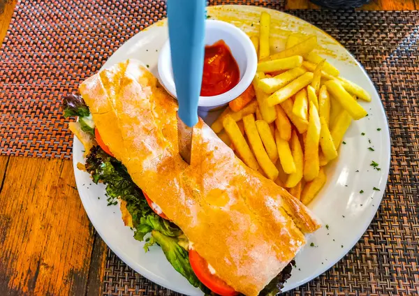 Playa del Carmen Quintana Roo Mexico 'da tavuklu ekmek, domates salatası ve patates kızartması..