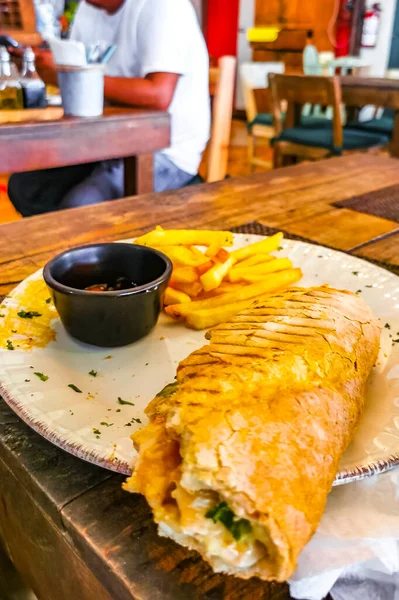 Playa del Carmen Quintana Roo Mexico 'da tavuklu ekmek, domates salatası ve patates kızartması..