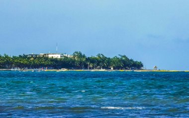 Playa del Carmen Meksika 'da turkuvaz mavisi berrak sulara sahip tropik Meksika Karayip sahili manzarası..