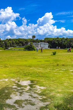 Tulum Quintana Roo Meksika 31. Temmuz 2023 'te Antik Tulum, Tulum Meksika' daki tropikal doğal orman palmiyeleri manzarasında tapınak kalıntıları ve eserlerle Maya bölgesini harap etti..