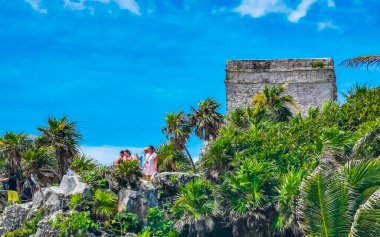 Tulum Quintana Roo Meksika 31. Temmuz 2023 'te Antik Tulum, Tulum Meksika' daki tropikal doğal orman palmiyeleri manzarasında tapınak kalıntıları ve eserlerle Maya bölgesini harap etti..