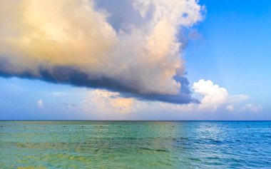 Playa del Carmen Meksika 'da turkuvaz mavisi berrak sulara sahip tropik Meksika Karayip sahili manzarası..