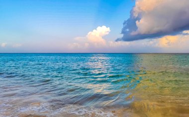 Playa del Carmen Meksika 'da turkuvaz mavisi berrak sulara sahip tropik Meksika Karayip sahili manzarası..
