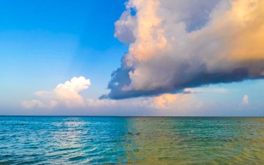 Playa del Carmen Meksika 'da turkuvaz mavisi berrak sulara sahip tropik Meksika Karayip sahili manzarası..