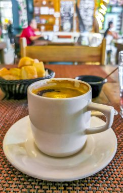 Playa del Carmen Quintana Roo Meksika 'daki restoran kafeteryasında bir bardak siyah kaşık ve tabak kahve..